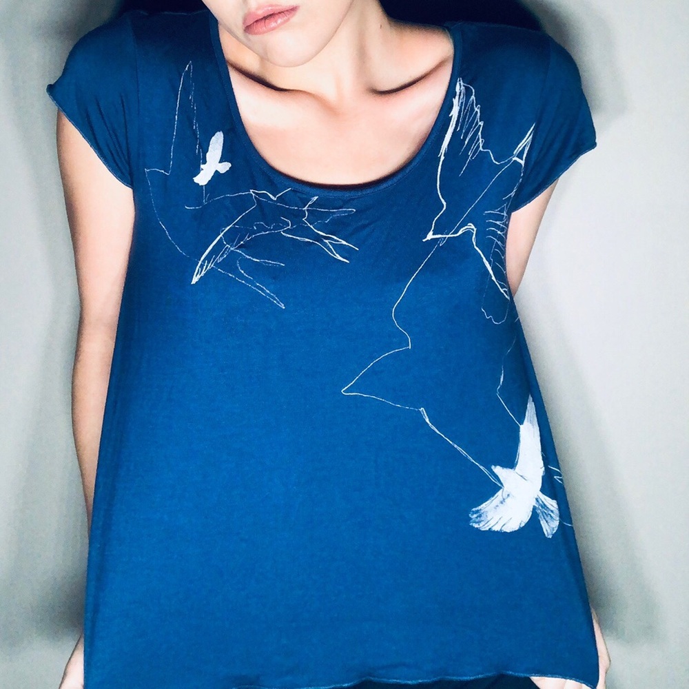 NWOT Stretchy Bird Print Tee